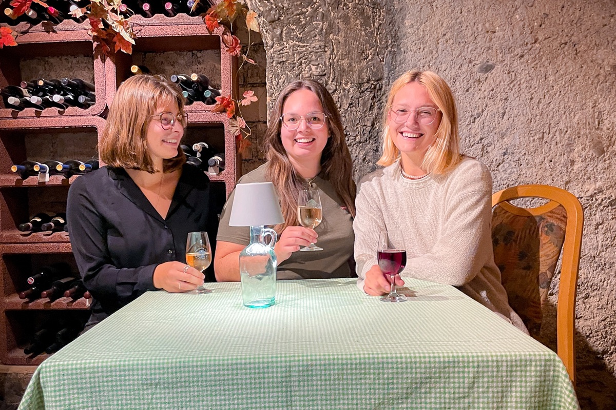 Selbstverständlich mit Wein aus der Region (v.l.): Die angehenden Umweltingenieurinnen Lisa Meyer