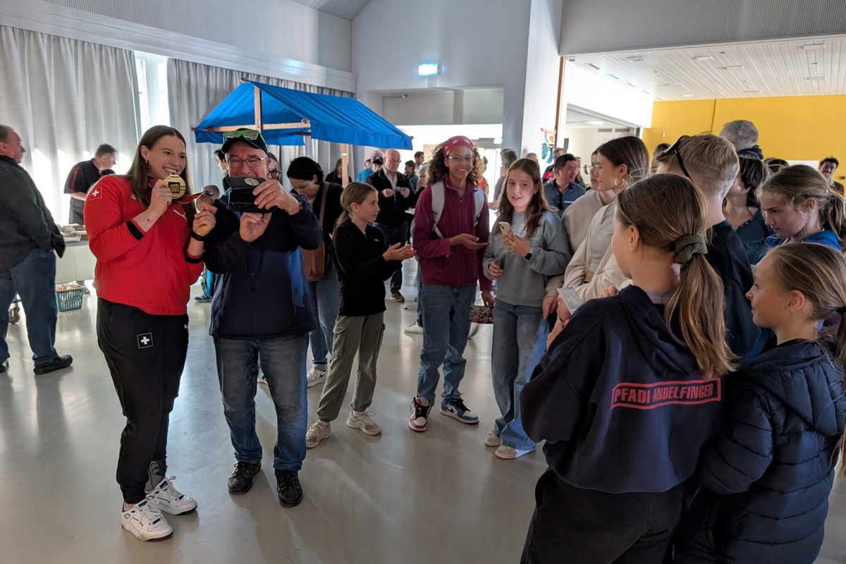 Die jüngeren und älteren Fans standen im Löwensaal Schlange, um sich ein Foto mit oder ein Autogramm von EM-Gold- und WM-Bronze-Gewinnerin Angelica Moser zu sichern. Die jüngeren und älteren Fans standen im Löwensaal Schlange, um sich ein Foto mit oder ein Autogramm von EM-Gold- und WM-Bronze-Gewinnerin Angelica Moser zu sichern.