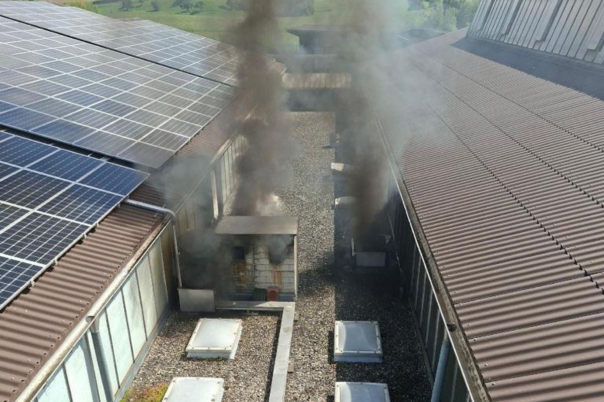 Dichter Rauch steigt aus dem Technikraum der Bächi Cord AG auf – der Brand konnte dank des raschen Einsatzes der Feuerwehr eingedämmt werden.