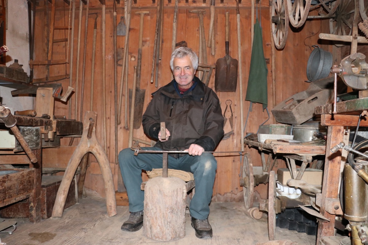 Schlossgärtner Christian Rüegsegger in der alten Sattelkammer.