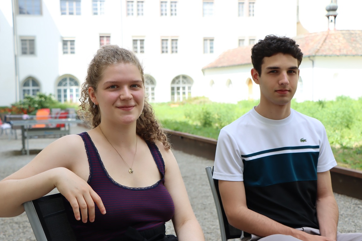 Mira Szokody und Gianni Jiosuè Wiede sind zwei der 96 Nachwuchstalente. Sie nehmen auf der Klosterinsel Anlauf fürs Violinisten-Studium – ihre Dozierenden in Rheinau werden sie in den nächsten Monaten an den Hochschulen Bern und Berlin in die akademische Ausbildung aufnehmen.