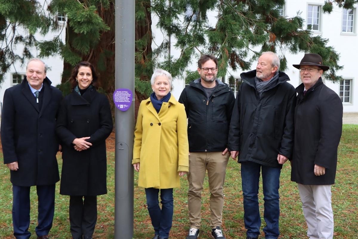 Auf der Klosterinsel bietet ein QR-Code den Einstieg in ein digitales Erinnerungswerk, das nun wachsen kann und soll. Eröffnet haben es (von links) Jörg Kündig (Gemeindepräsidentenverband), Alena Blättler (Projektteam), Regierungsrätin Jacqueline Fehr, David Kobelt (Projektteam), Beat Gnädinger (Staatsarchivar und IG-Präsident) und Andreas Jenni (Gemeindepräsident).