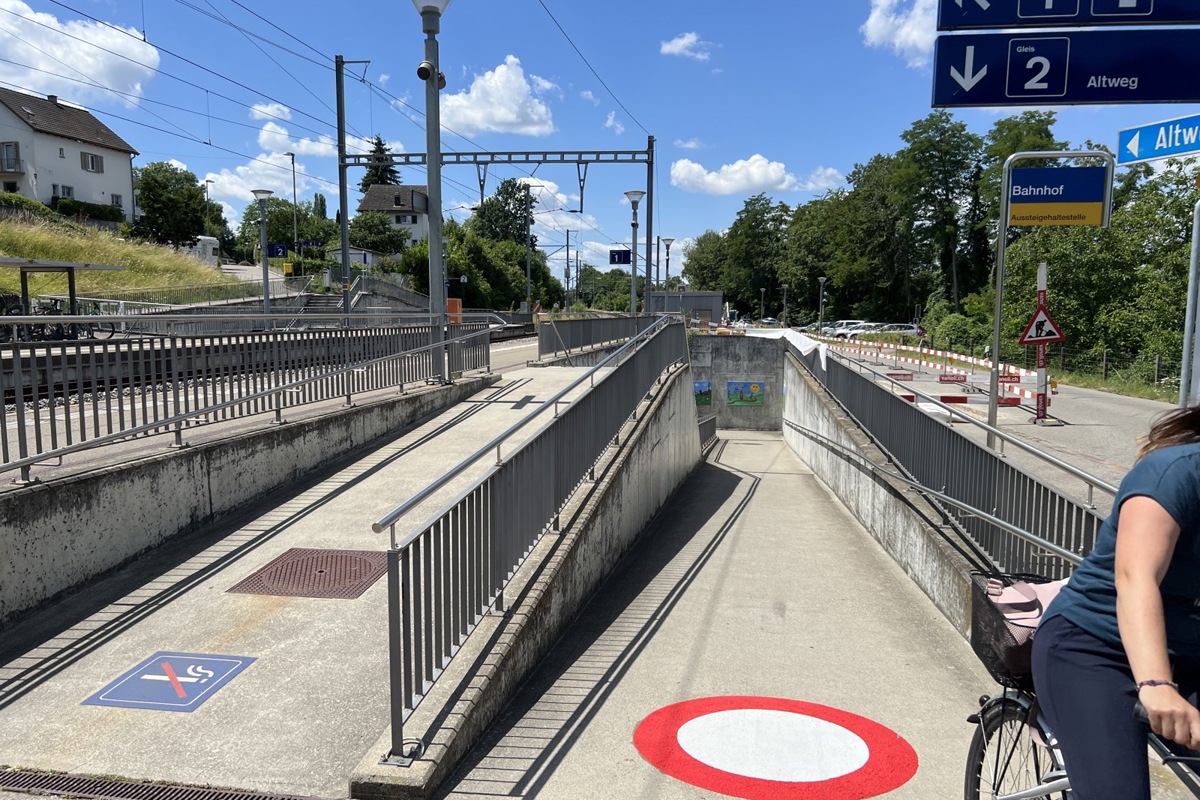 Seit dem Umbau des Bahnhofs ist der Übergang Altweg eine Unterführung. Der Platz für einen kombinierten Fuss-/Veloverkehr wäre da.