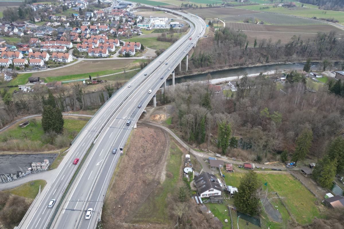 Für die dritte Brücke wurde beidseits der Thur wurde gerodet, die Bauarbeiten sind aber noch nicht vergeben. Für die dritte Brücke wurde beidseits der Thur wurde gerodet, die Bauarbeiten sind aber noch nicht vergeben.