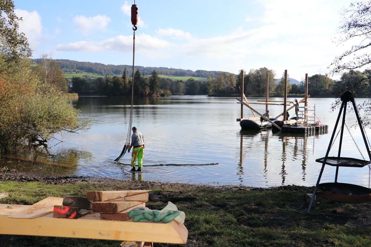 Ein ungewöhnliches Bild zeigte sich diese Woche am Nussbaumersee: Auf zwei Militärschlauchbooten hantierten drei Zimmermänner und errichteten Element um Element den neuen Sprungturm der Badi (Seite Stammheim). Ein ungewöhnliches Bild zeigte sich diese Woche am Nussbaumersee: Auf zwei Militärschlauchbooten hantierten drei Zimmermänner und errichteten Element um Element den neuen Sprungturm der Badi (Seite Stammheim).