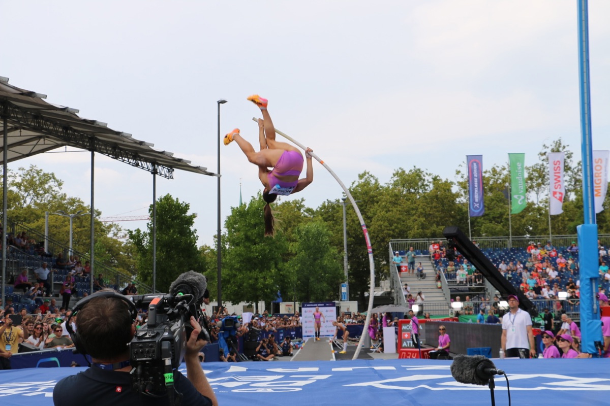 Stabhochsprung vor besonderer Kulisse: Angelica Moser fliegt über den Sechseläutenplatz in Zürich.