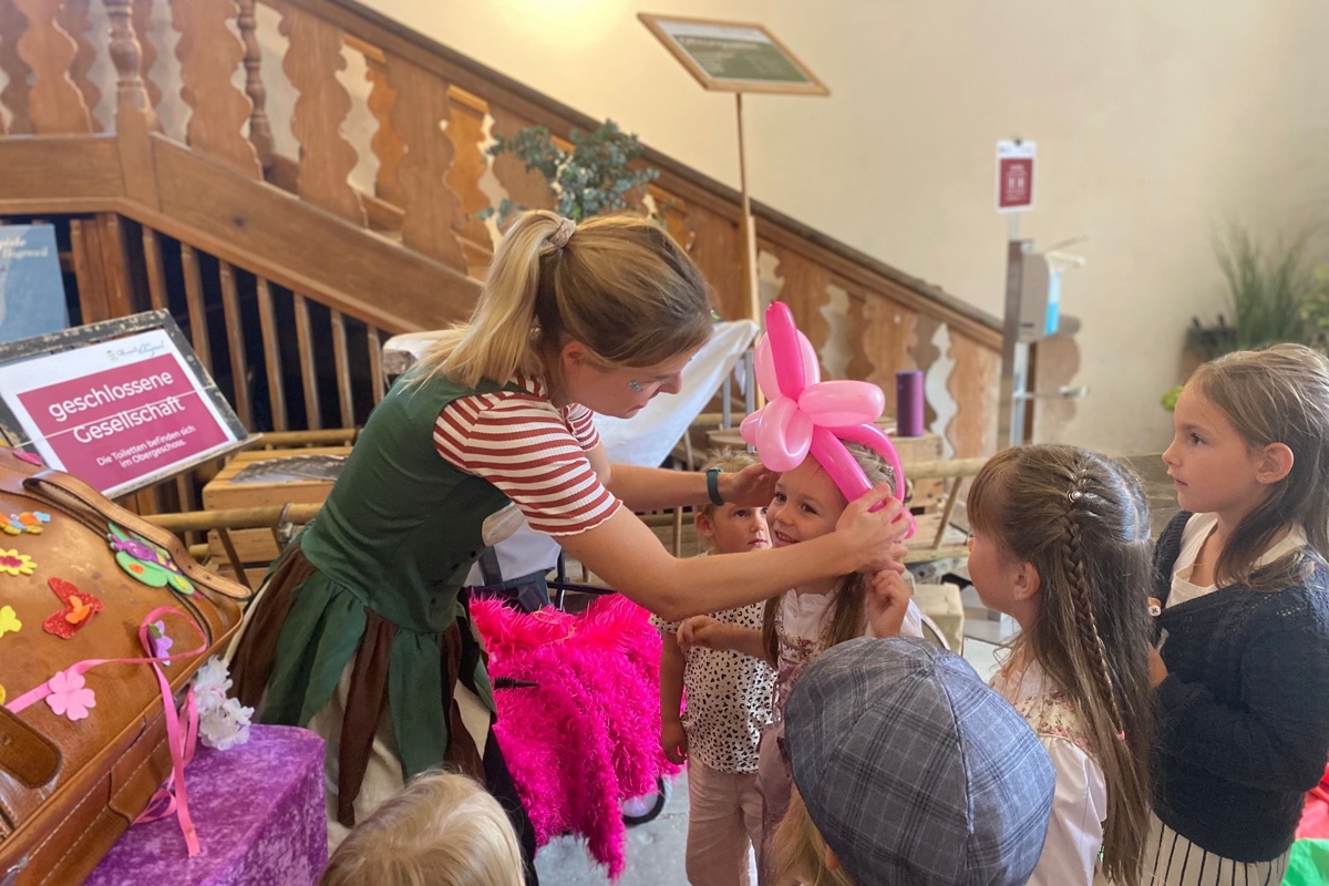 Clownin Marlen Aeschlimann bringt Farbe und Freude an den Andelfinger Jahrmarkt – mit Schminkfarben, Ballonen und dem ein oder anderen Zaubertrick.