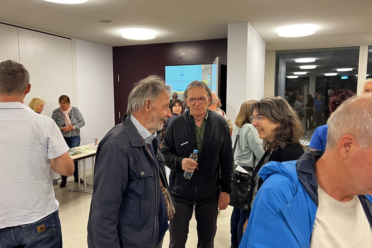 Hans Weiss (links) in der Pause im Gespräch mit Herbert Bruns und Katrin Cryer