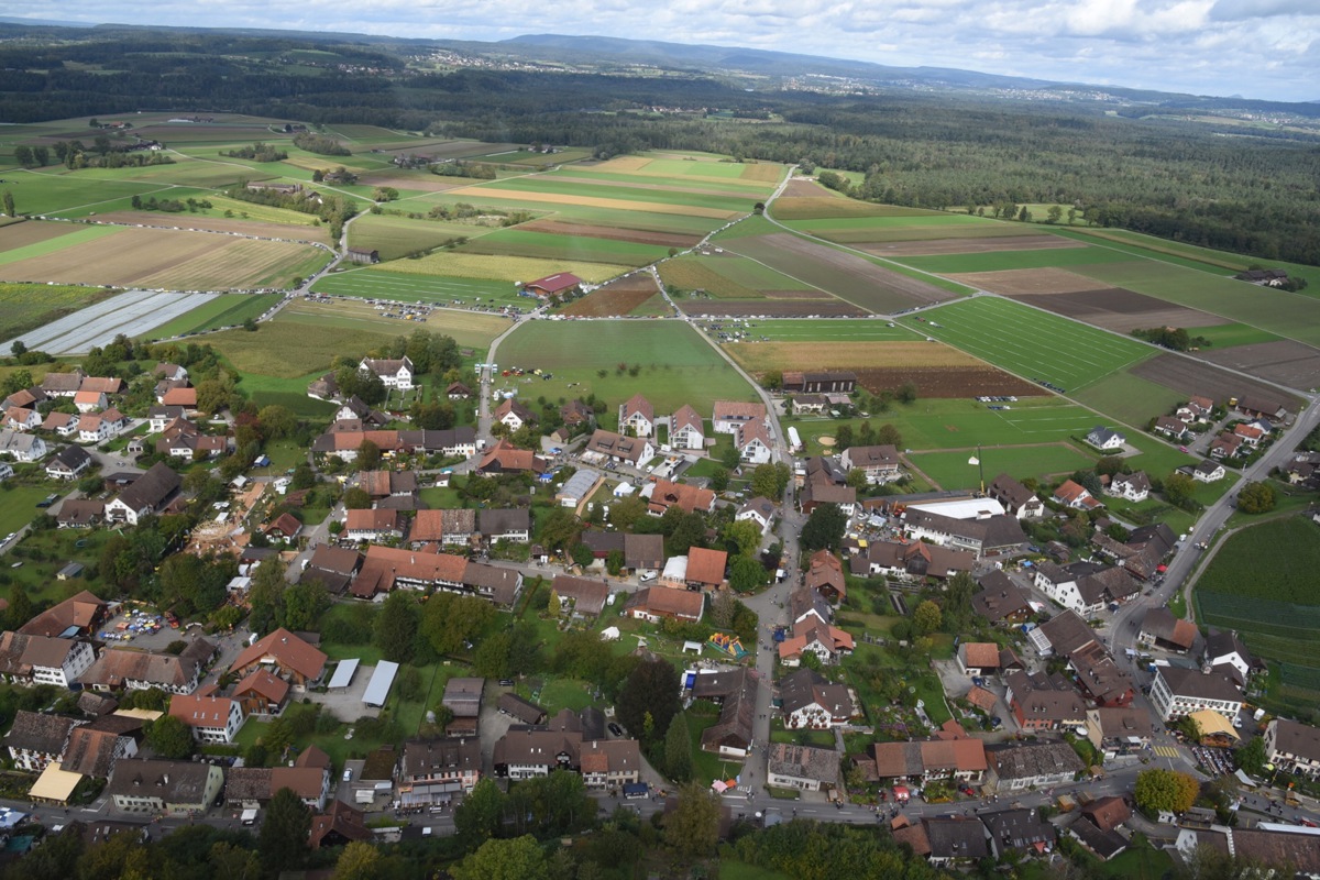 In Flaach (Bild) fand das letzte Weinländer Herbstfest statt. Mit 8800 Quadratmetern Strassenfläche standen dort doppelt so viele zur Verfügung