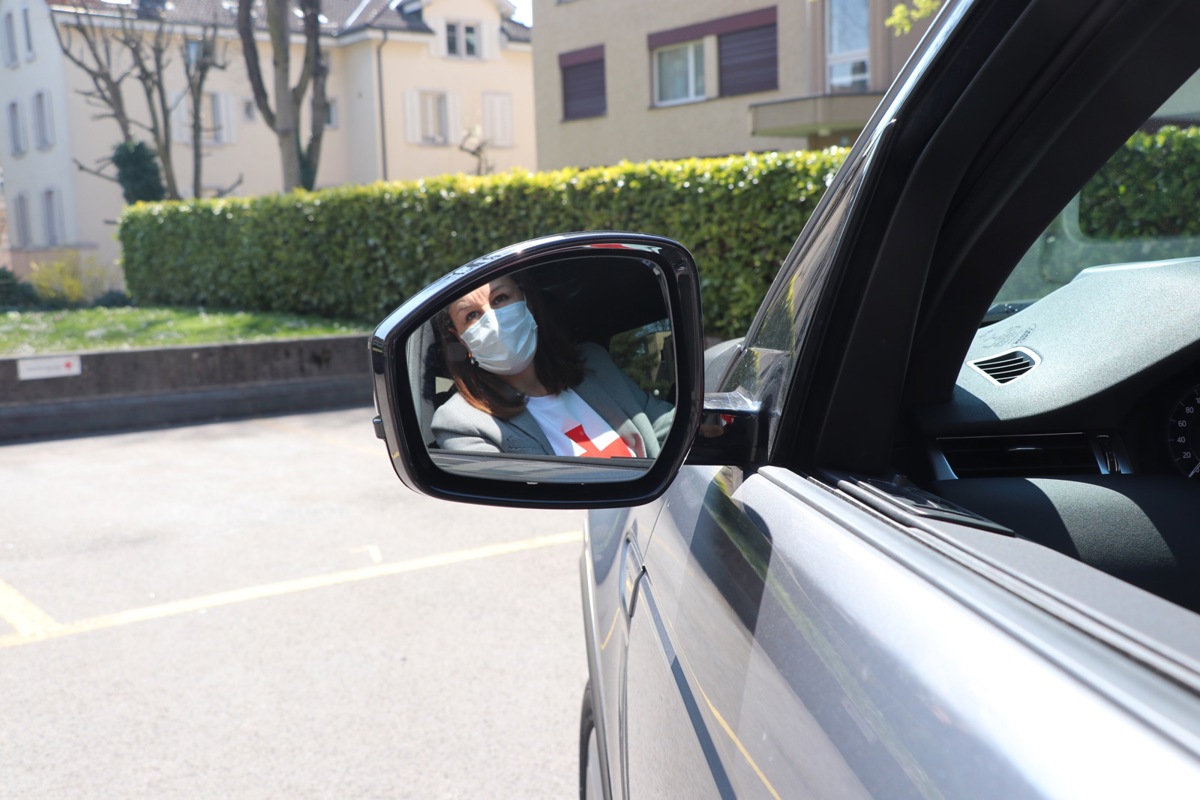 Freiwillige bringen Menschen zu Arztterminen. Fahrerinnen und Fahrer über 65 stehen derzeit nicht im Einsatz