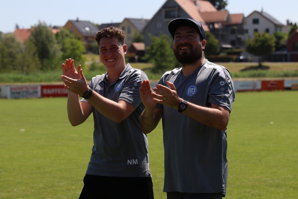 Zufriedene Trainer: Der FC Ellikon/Marthalen unter der Führung von Dario Messina (rechts) und Nicola Meerstetter konnte seinen ersten Sieg einfahren.