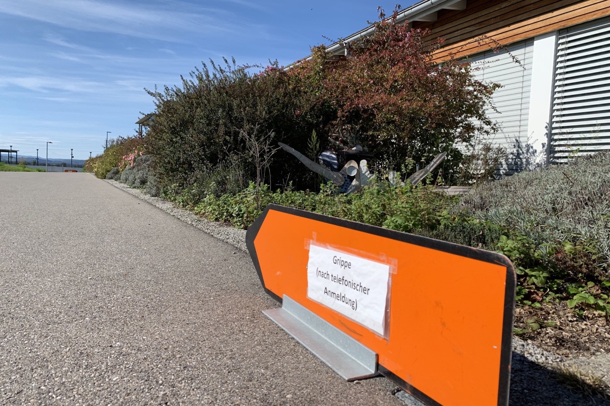 Ein Pfeil vor dem Hausarztzentrum in Marthalen weist den Weg in den Theorieraum des Feuerwehrgebäudes