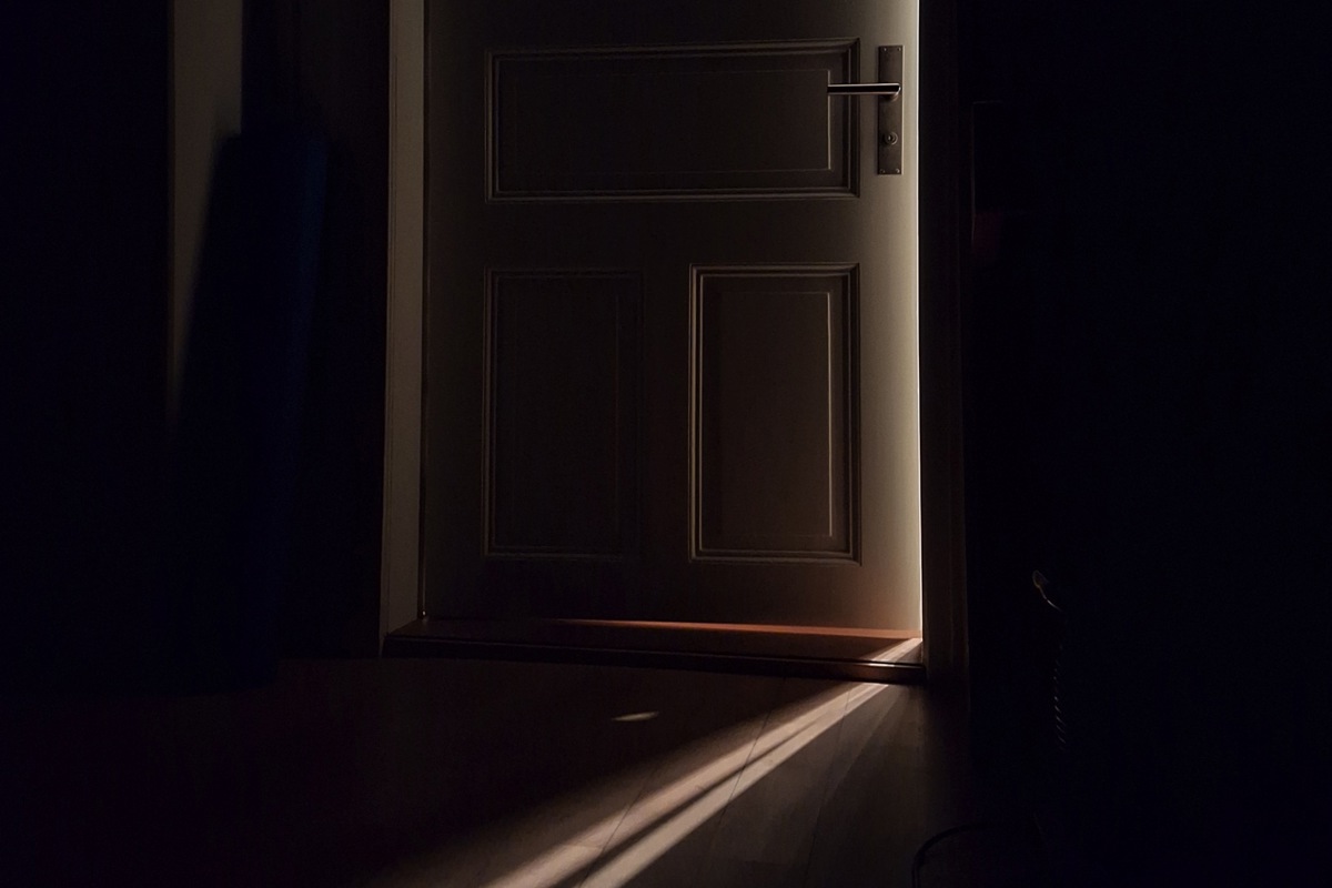 Jesu Worte öffnen eine Tür, durch deren Spalt das Licht aus einer anderen Welt fällt.