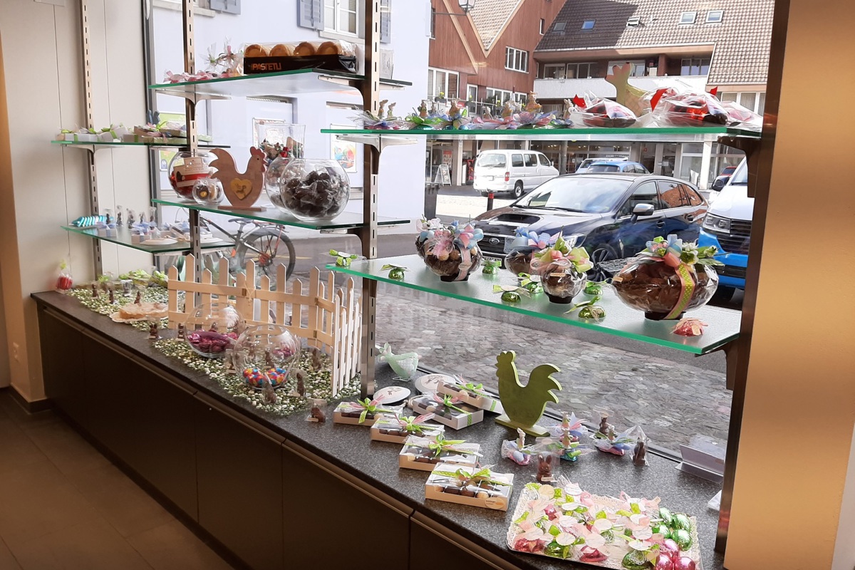 Die erfolgreichen Ostertage haben ihre Spuren hinterlassen: Die Auslage der Bäckerei Gnädinger präsentiert sich in reduzierter Form.