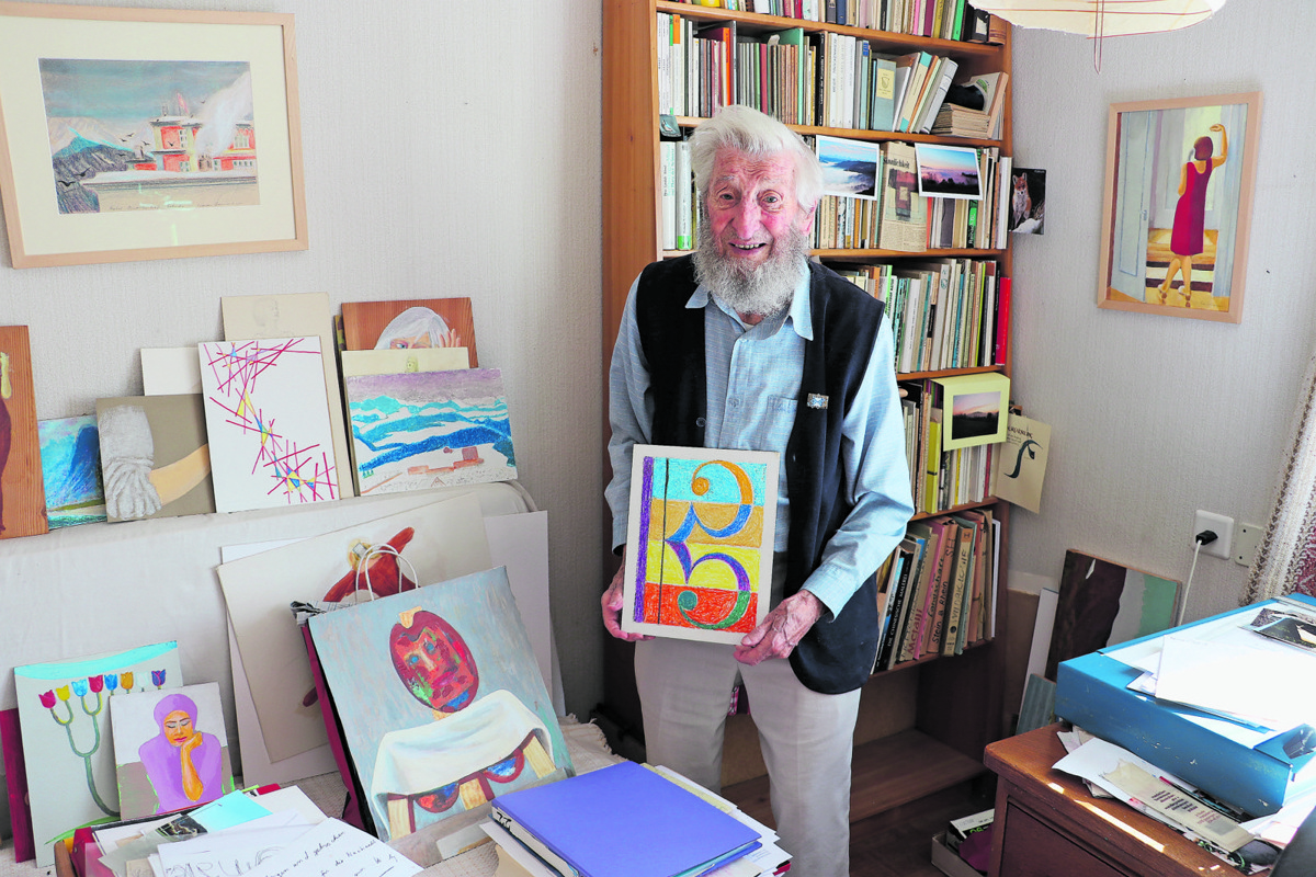 Mit 99 Jahren präsentiert Walter Baumann-Hilty in einer Ausstellung nochmals eine Auswahl seiner Werke. Stolz trägt er die Neftenbacher Ehrenbrosche