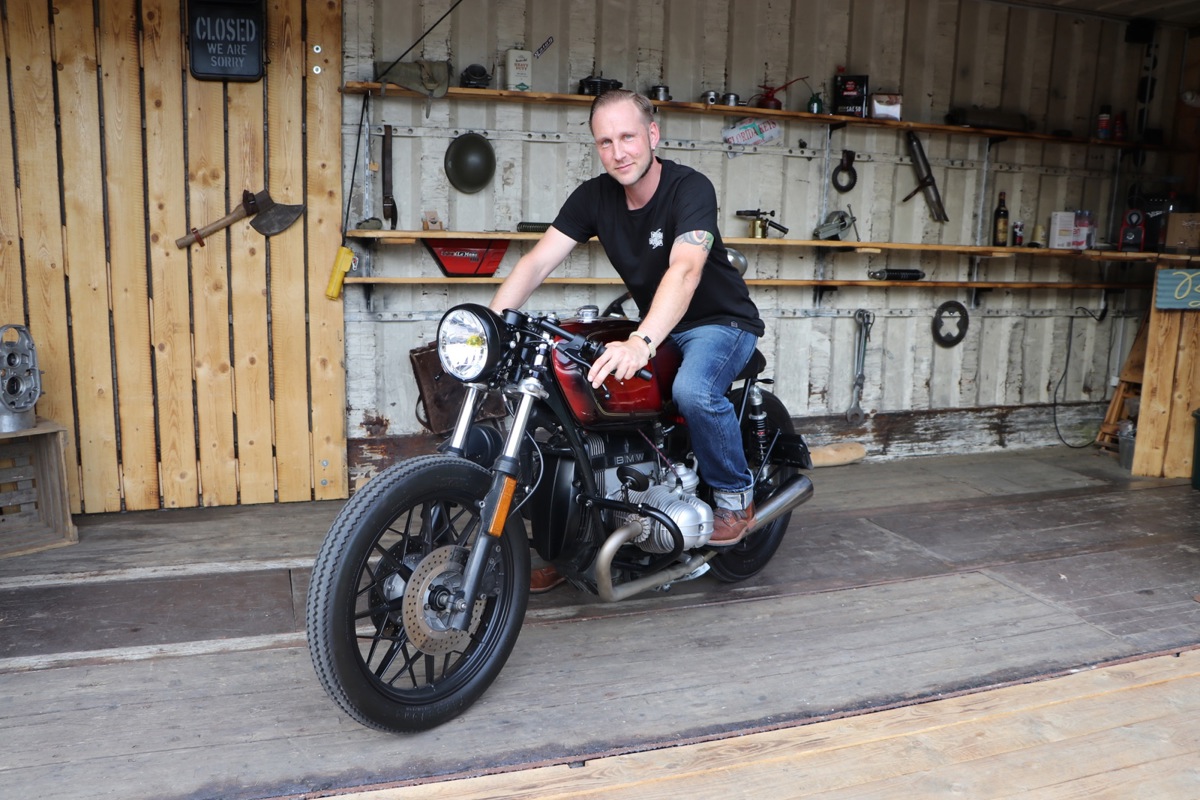 Jean-Pierre Haldimann hat eine BMW R 100 aus dem Jahr 1982 zu einem schicken Cafe Racer umgebaut. Jean-Pierre Haldimann hat eine BMW R 100 aus dem Jahr 1982 zu einem schicken Cafe Racer umgebaut.