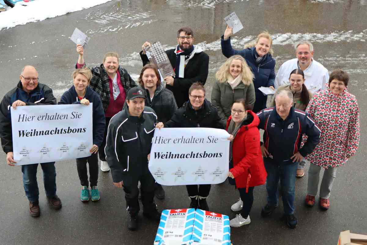 Sie vertraten beim Startschuss alle teilnehmenden Betriebe: (von links) Peter Maugweiler (Landi), Andrea Glesti (Weinbau), Myrta Ammann (Bäckerei), Kenny Keller (Weinbau), Ralph Wirth und Felix Meyer (Gewerbeverein Stammheimertal), Alexandra Schulz («Hirschen»), Manuela Schwär (Leihkasse Stammheim), Daniela Zimmermann («Schwert»), Sonja Clarysse («Hirschen»), Sepp Helbling («Schwert»), Tabea Hammer (Landi), Stephan Ammann (Bäckerei und Ladenobmann) und Therese Maurer (Volg Unterstammheim).