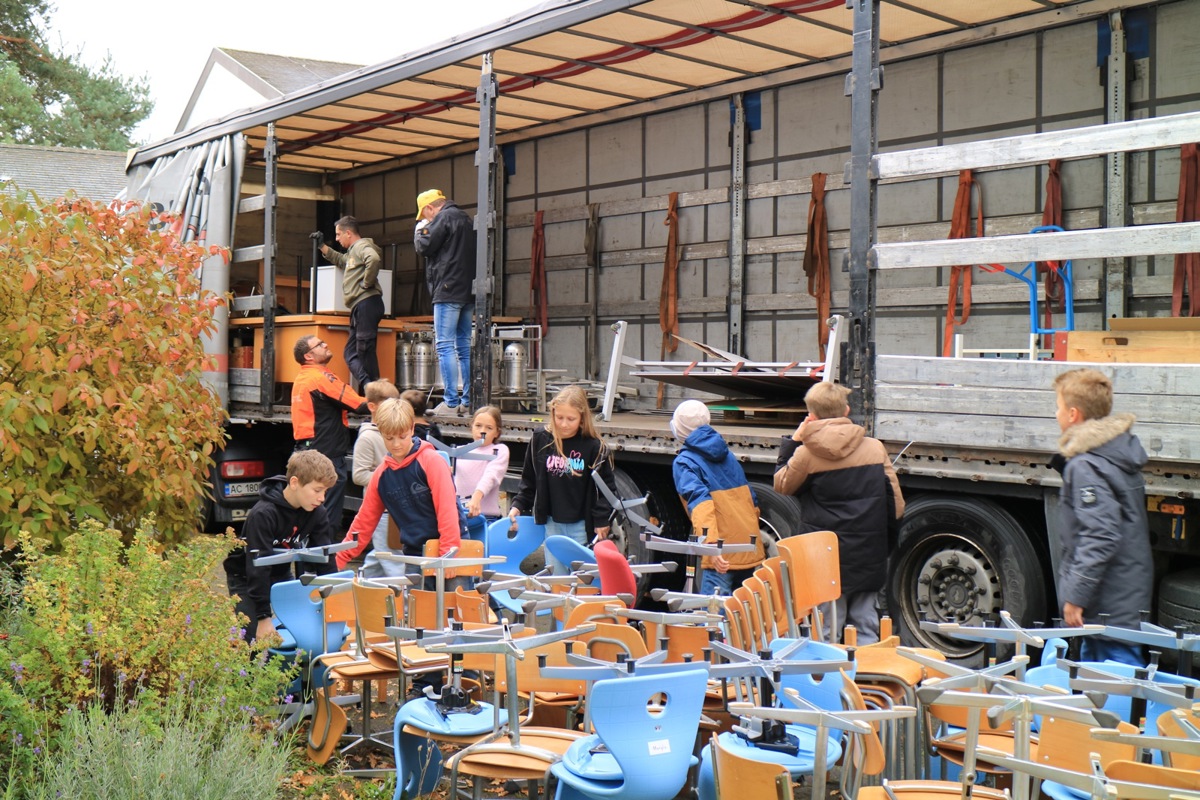 Ein Teil der Sechstklässler aus Andelfingen sowie Mitglieder des Lions Clubs helfen beim Verladen. Ein Teil der Sechstklässler aus Andelfingen sowie Mitglieder des Lions Clubs helfen beim Verladen.