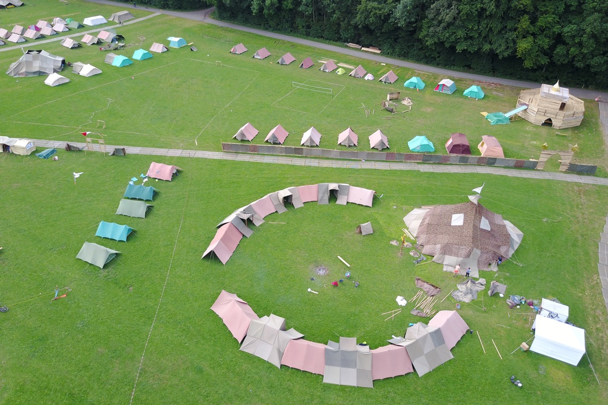 Unter anderem für die Sarasani (grosses, rundes Zelt rechts) wurde Geld gesammelt. Sie bestehen aus mehreren zusammengeknüpften Militärblachen. Das Bild zeigt einen Teil der Zeltstadt des letzten regionalen Lagers 2017. Unter anderem für die Sarasani (grosses, rundes Zelt rechts) wurde Geld gesammelt. Sie bestehen aus mehreren zusammengeknüpften Militärblachen. Das Bild zeigt einen Teil der Zeltstadt des letzten regionalen Lagers 2017.