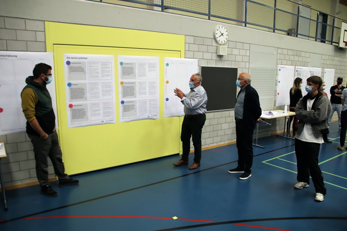 In den einzelnen Gruppen wurden die sechs Leitbilder ausgiebig diskutiert. In den einzelnen Gruppen wurden die sechs Leitbilder ausgiebig diskutiert.