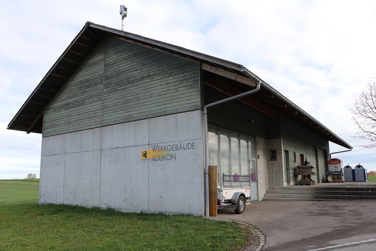 Seit Mitte Oktober kann auch in Adlikon Haushaltkunststoff separat gesammelt und bei der öffentlichen Sammelstelle beim Werkhof – links von den Glascontainern – entsorgt werden.