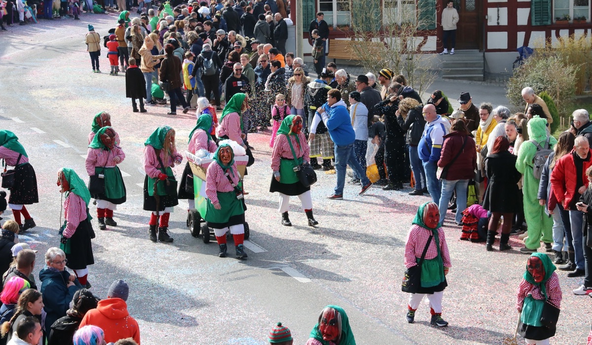 2-und-liefern-sich-auch-konfetti-strassenschlachten.jpg 2-und-liefern-sich-auch-konfetti-strassenschlachten.jpg