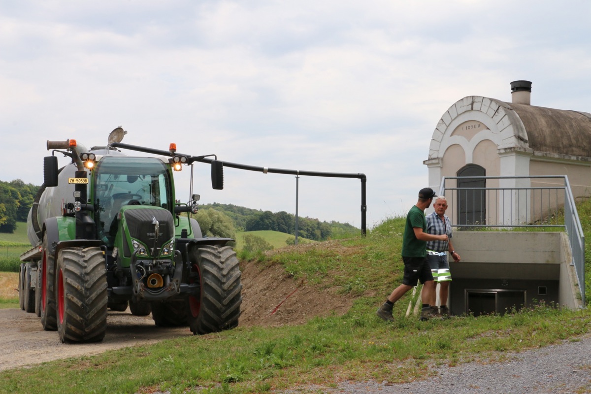 Das Reservoir Steinacker ist oben denkmalgeschützt und im Untergrund technisch auf dem neuesten Stand. Wasserwart Hansruedi Mettler (r.) zeigt dem Wasserbezüger den Weg zur externen Bedieneinheit.