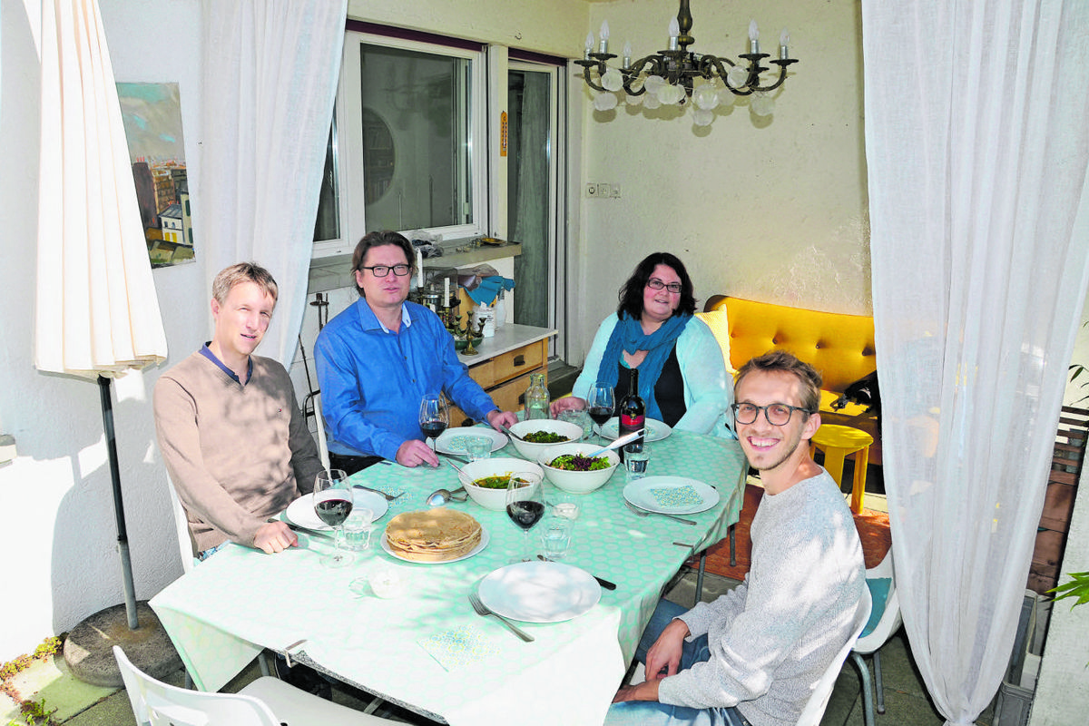 Tobias (links) und Stefan Ganz (rechts) sind bei Andrea Prager und ihrem Ehemann zu Gast. Die Hettlingerin hat auf der Plattform «Margr.it» zu Tisch gebeten.