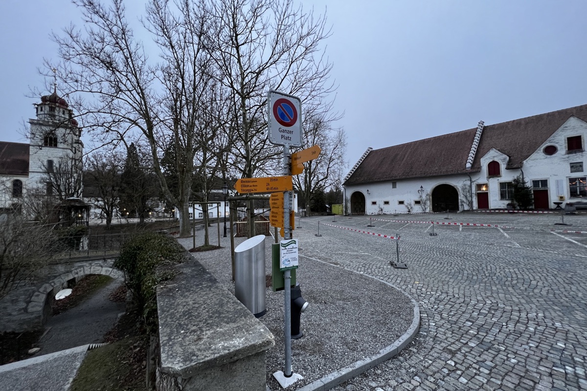 Das Parkverbot gilt für den ganzen Klosterplatz – am Donnerstag und Freitag wurde die Markierung aufgehoben.