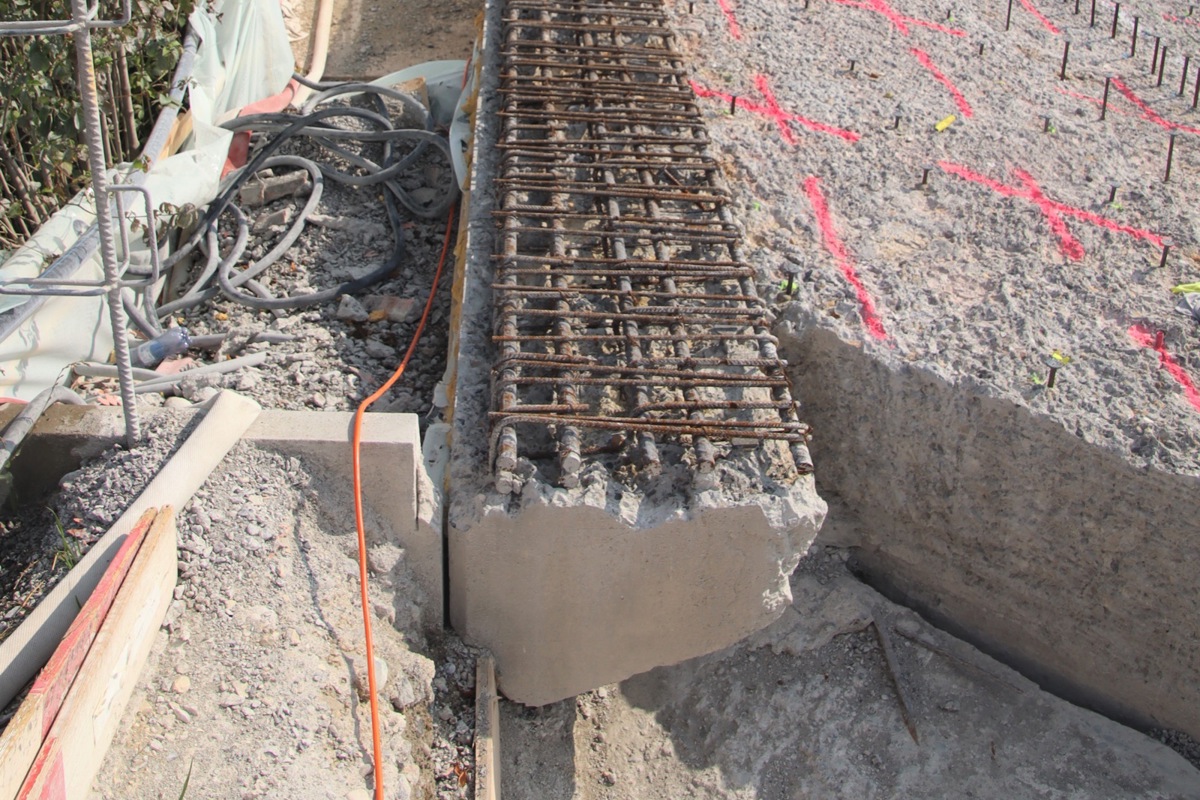 Damit das neue Geländer an der Stirnseite der Brücke angebracht werden konnte, musste die bestehende Eisenbetonkonstruktion freigelegt werden.