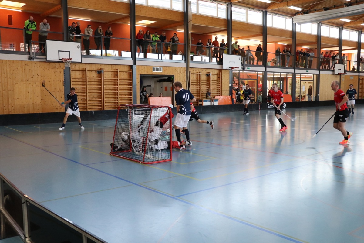 Der UHC Wyland (blau) tritt am Sonntag in der eigenen Halle in Stammheim gegen den Tabellenführer an.