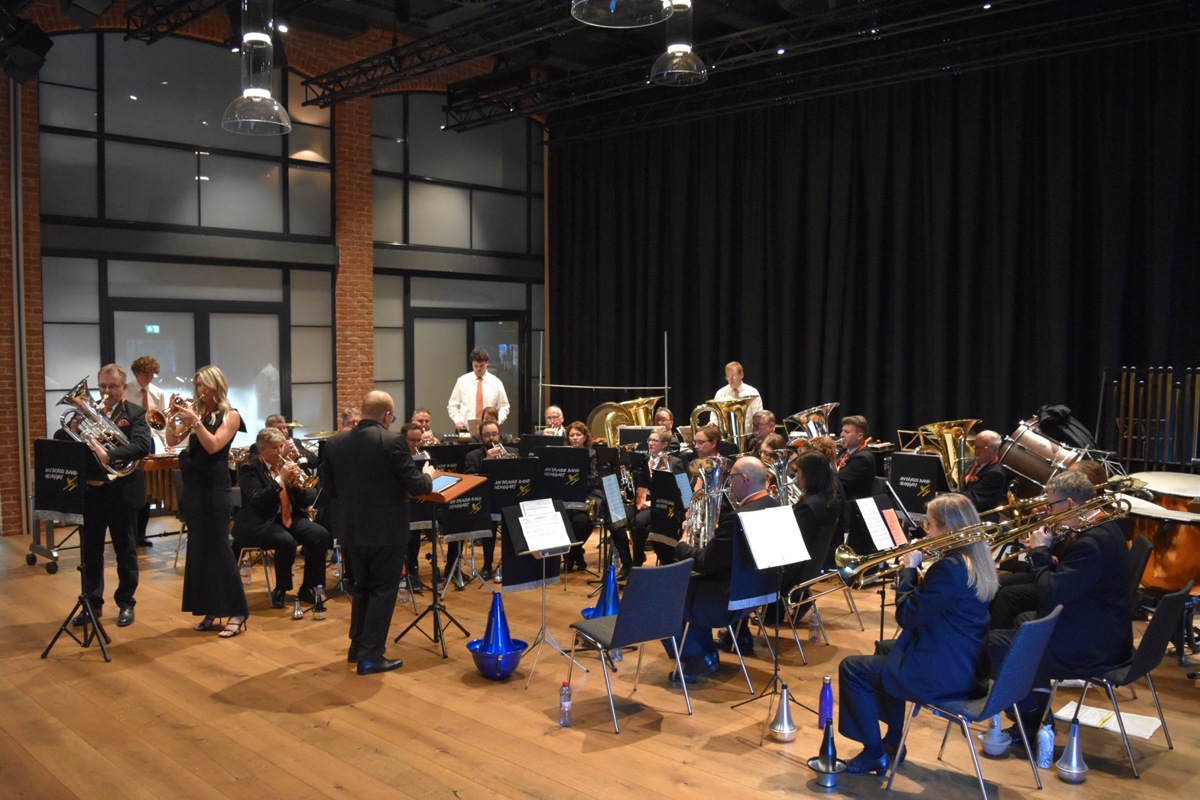 Der MV Brass Band Henggart gab mit Flügelhornistin Stephanie Kennedy ein hochkarätiges Konzert in der Autohalle.