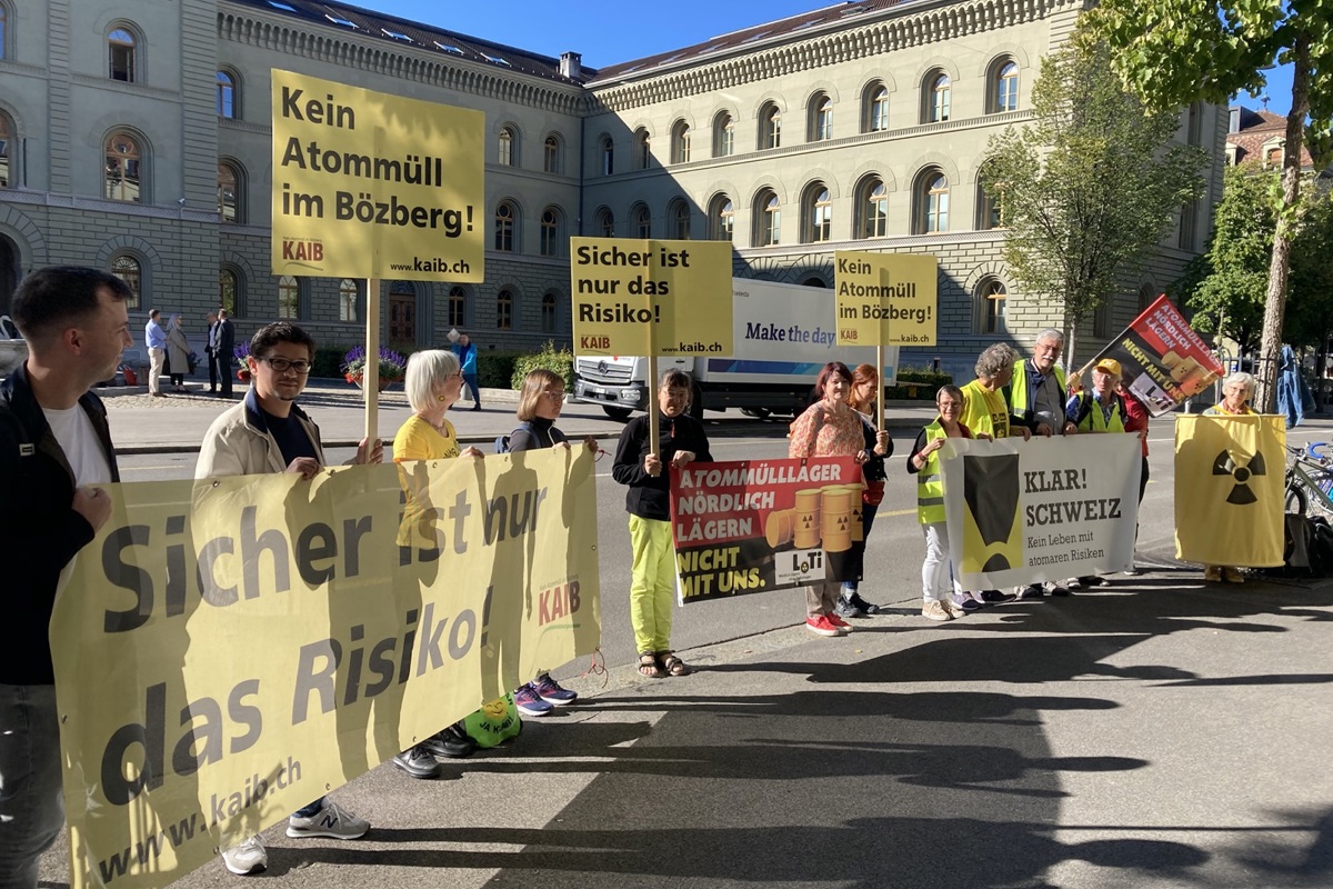 Einige der regionalen Widerstandsorganisationen demonstrierten vor dem Bundeshaus am Morgen der Bekanntgabe Geschlossenheit: v.l. Kaib (Bözberg)
